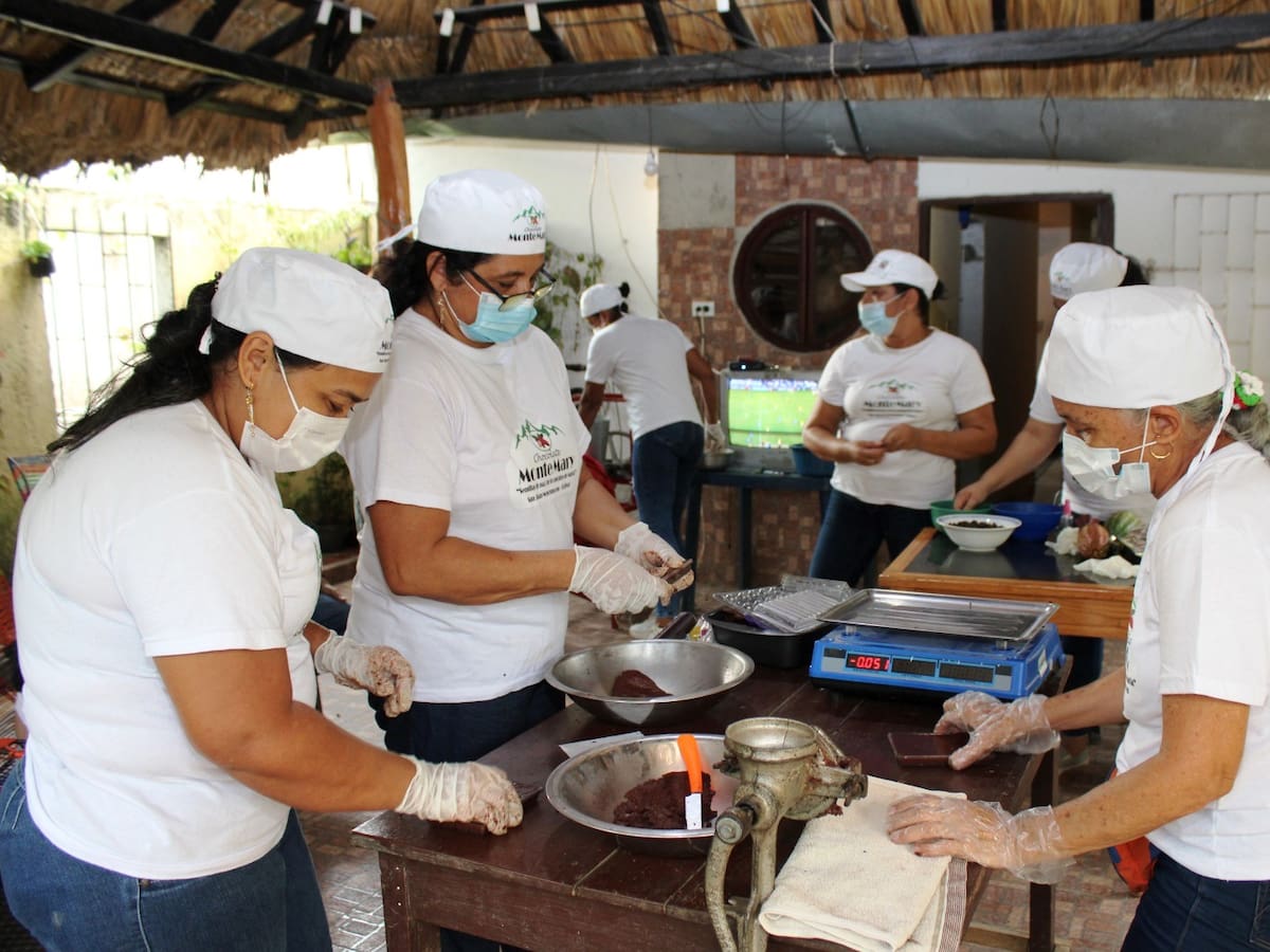 Siete mujeres campesinas víctimas del conflicto transforman el cacao en Bolívar