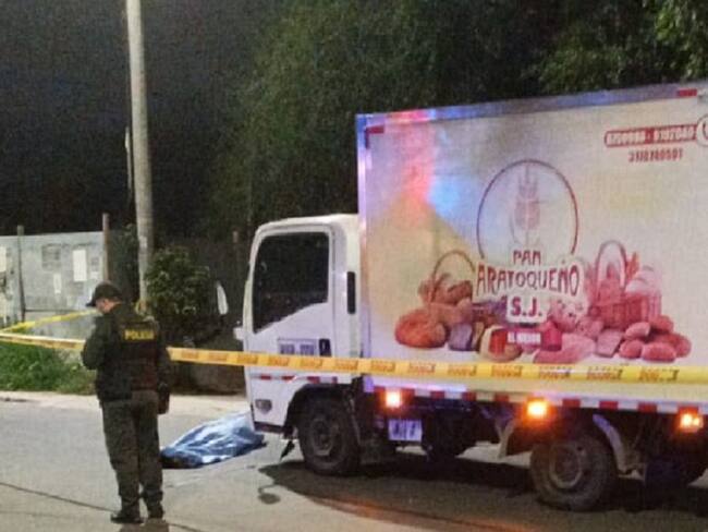 Muere motociclista al chocar con una camioneta turbo