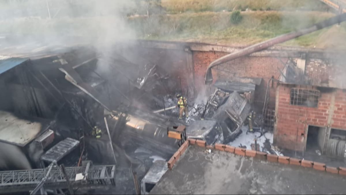 Incendio arrasa con bodega en Fontibón: varios camiones resultaron afectados