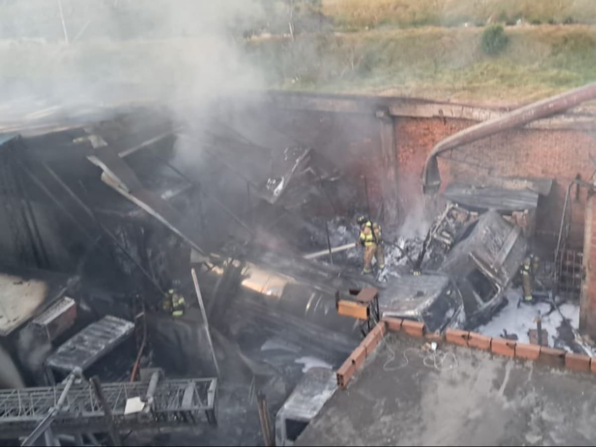 Incendio arrasa con bodega en Fontibón: varios camiones resultaron afectados