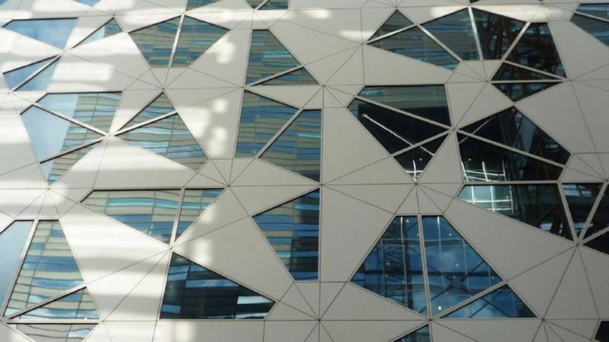 esta fotografía de Luisi Riera: “Interesante composición en la fachada de un edifico en construcción en el centro financiero de Oslo”.