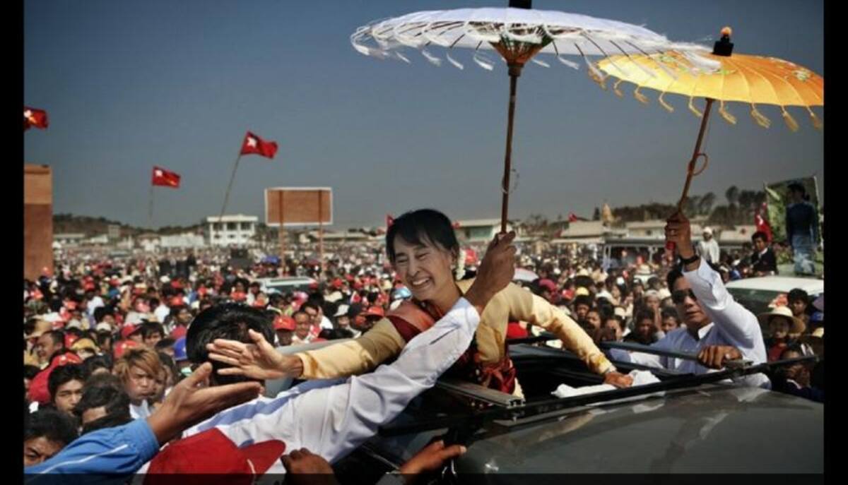 Más de 390 fotógrafos de unos veinte países enviaron 12.500 piezas al concurso. Esta imagen de la líder de la oposición de Birmania, Aung San Suu Kyi, en plena campaña electoral en marzo de 2012, fue capturada por Adam Dean, de la agencia Panos Pictures, y fue primera en el rubro "Noticias".