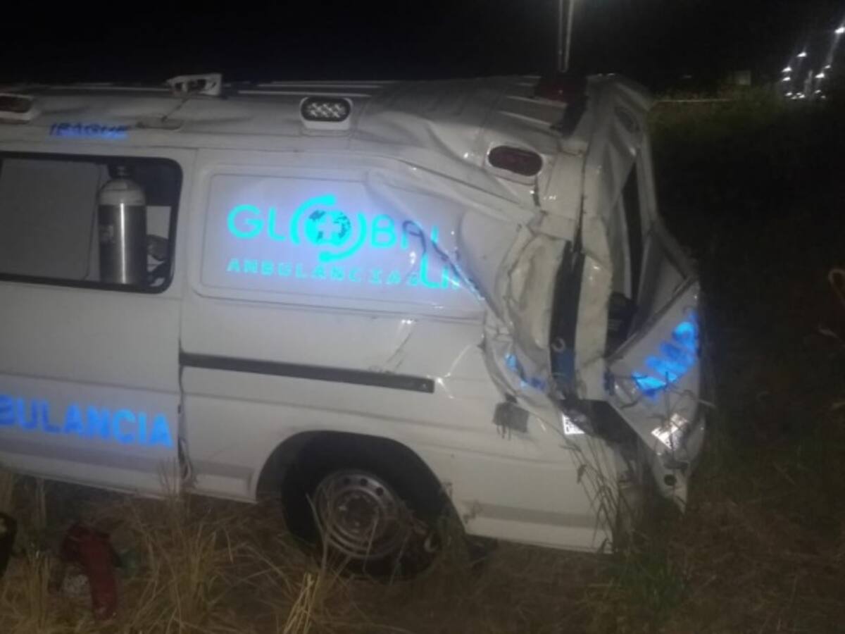Ambulancia se volcó en la vía al aeropuerto Perales de Ibagué
