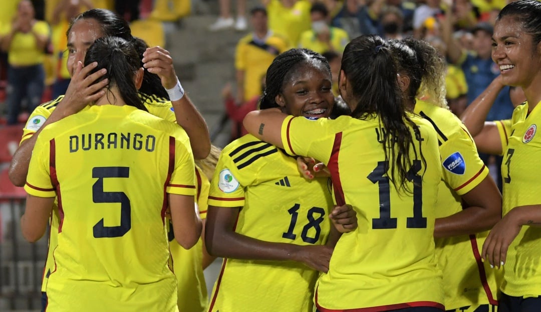 Las jugadoras de la Selección Colombia festejan el gol de Linda Caicedo en el partido ante Argentina.