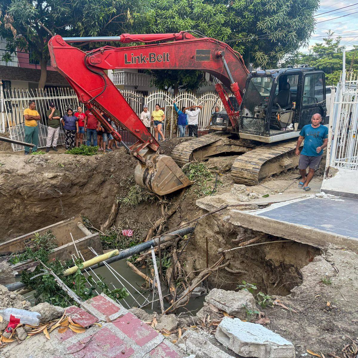 Hundimiento por obra de alcantarillado pone en riesgo viviendas en Villa Alejandrina, Santa Marta