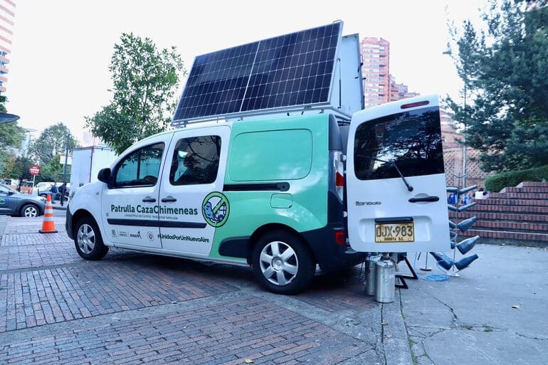 Patrulla CazaChimeneas de la Secretaria de Ambiente de Bogotá.