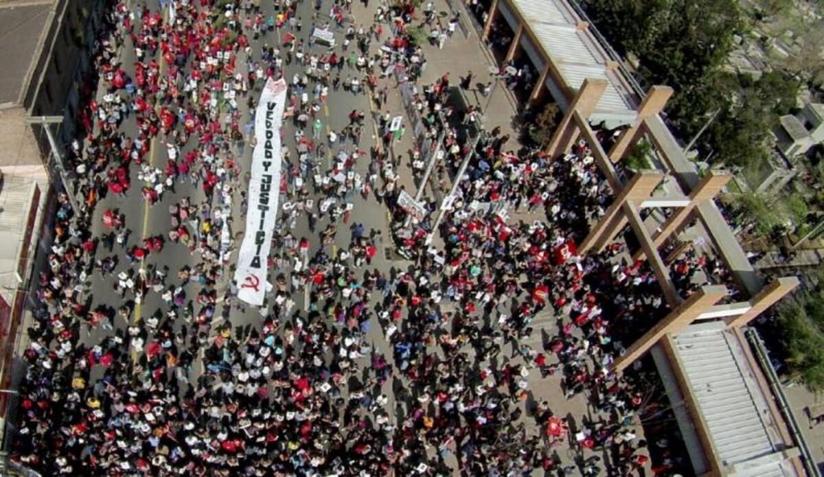 Durante disturbios presentados al finalizar la marcha, en la que participaron miles de personas con fotografías de desaparecidos de la dictadura, en conmemoración del 40 aniversario del golpe militar de Augusto Pinochet al Gobierno socialista de Salvador Allende y su muerte, el 11 de septiembre de 1973, en Santiago de Chile.