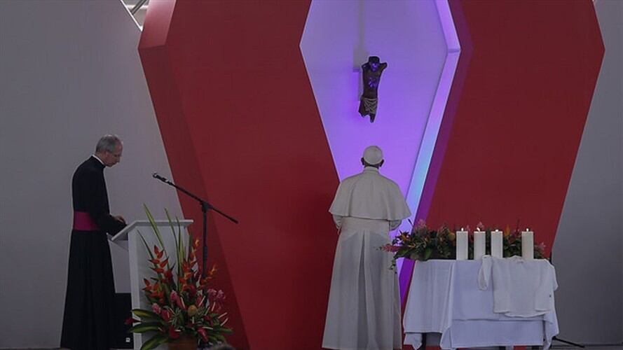 Francisco ora un minuto en silencio por las víctimas del conflicto colombiano. Foto: Colprensa