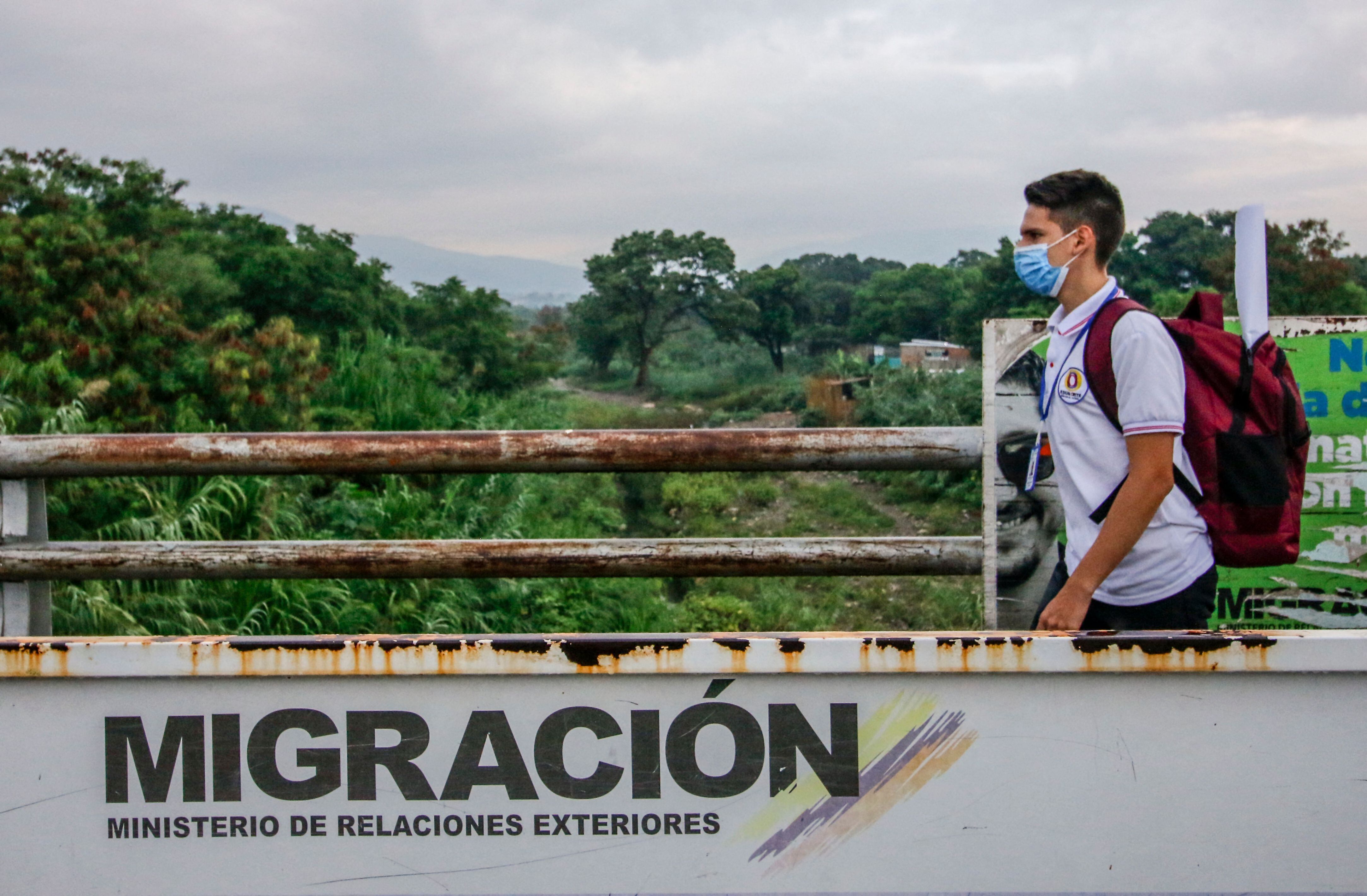 A Venezuelan student crosses the Simon Bolivar International Bridge from Venezuela into Cucuta, Colombia on September 6, 2021. - Colombian and Venezuelan authorities are evaluating the possibility of reopening the borders, unilaterally closed by Caracas since 2015. (Photo by Schneyder MENDOZA / AFP) (Photo by SCHNEYDER MENDOZA/AFP via Getty Images)