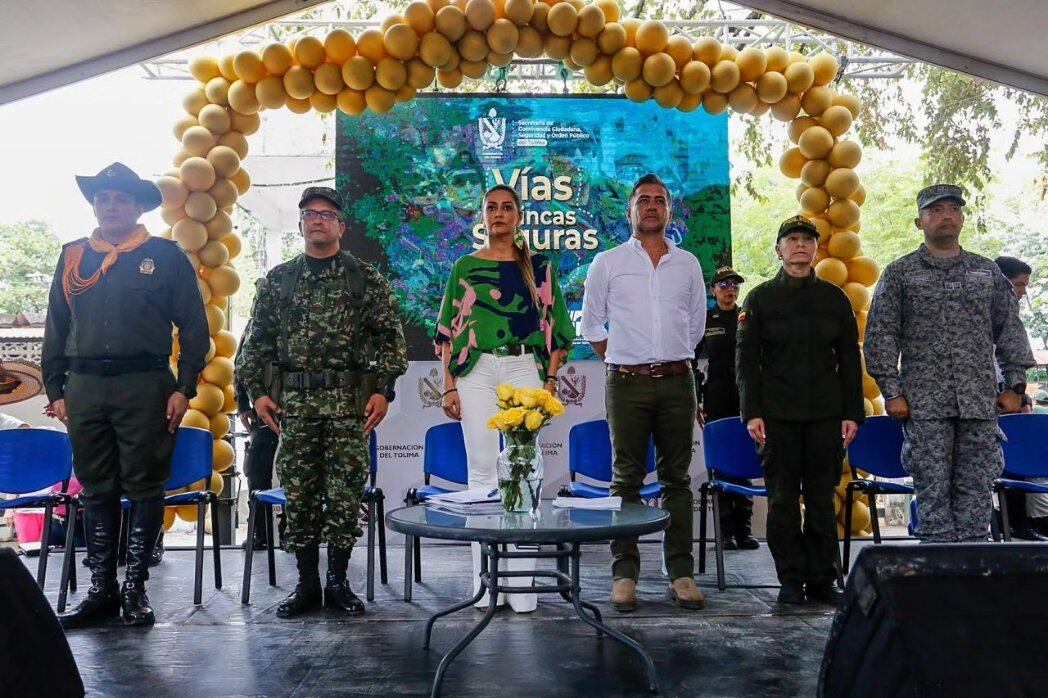 Gobernadora del Tolima Adriana Magali Matiz y otras autoridades del departamento