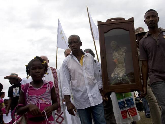 Habitantes de Bojayá cargando el Cristo mutilado, símbolo de la masacre ocurrida en 2002.