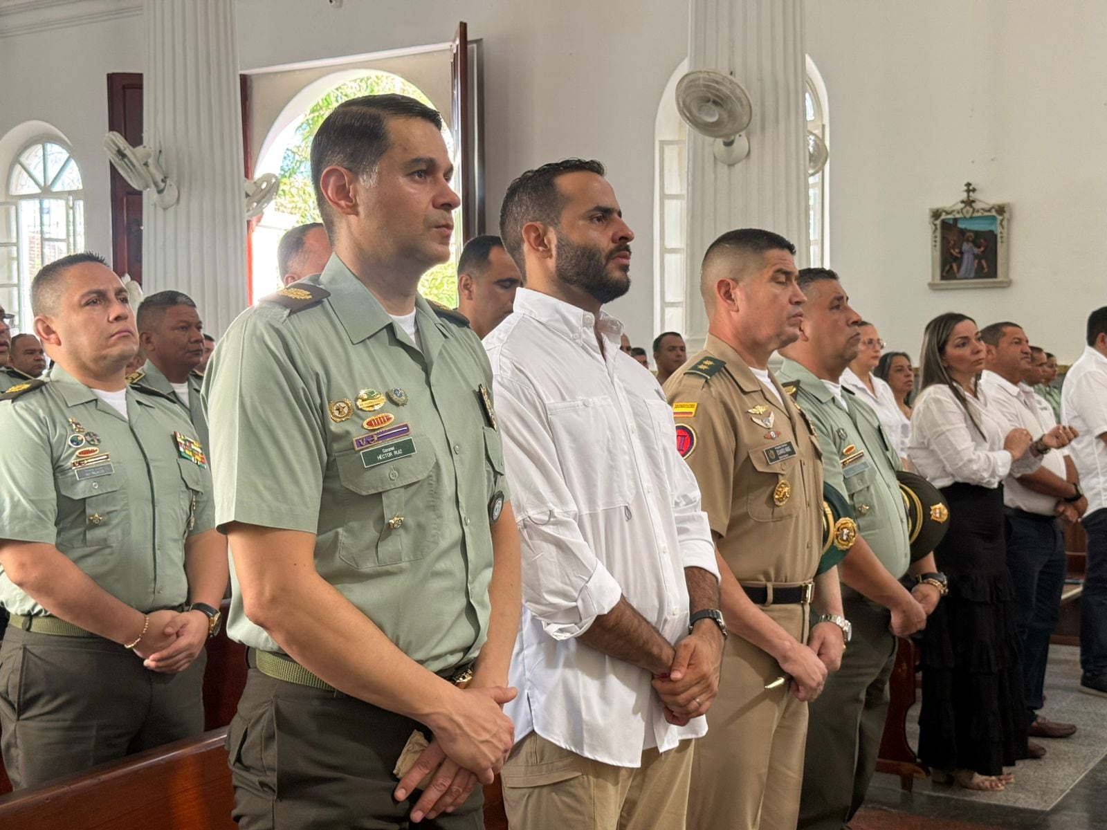 El coronel Héctor Ruiz, el gobernador Erasmo Zuleta, el general del Ejército, Eduardo Arías, y el coronel Elkin Corredor durante la eucaristía en Montería.