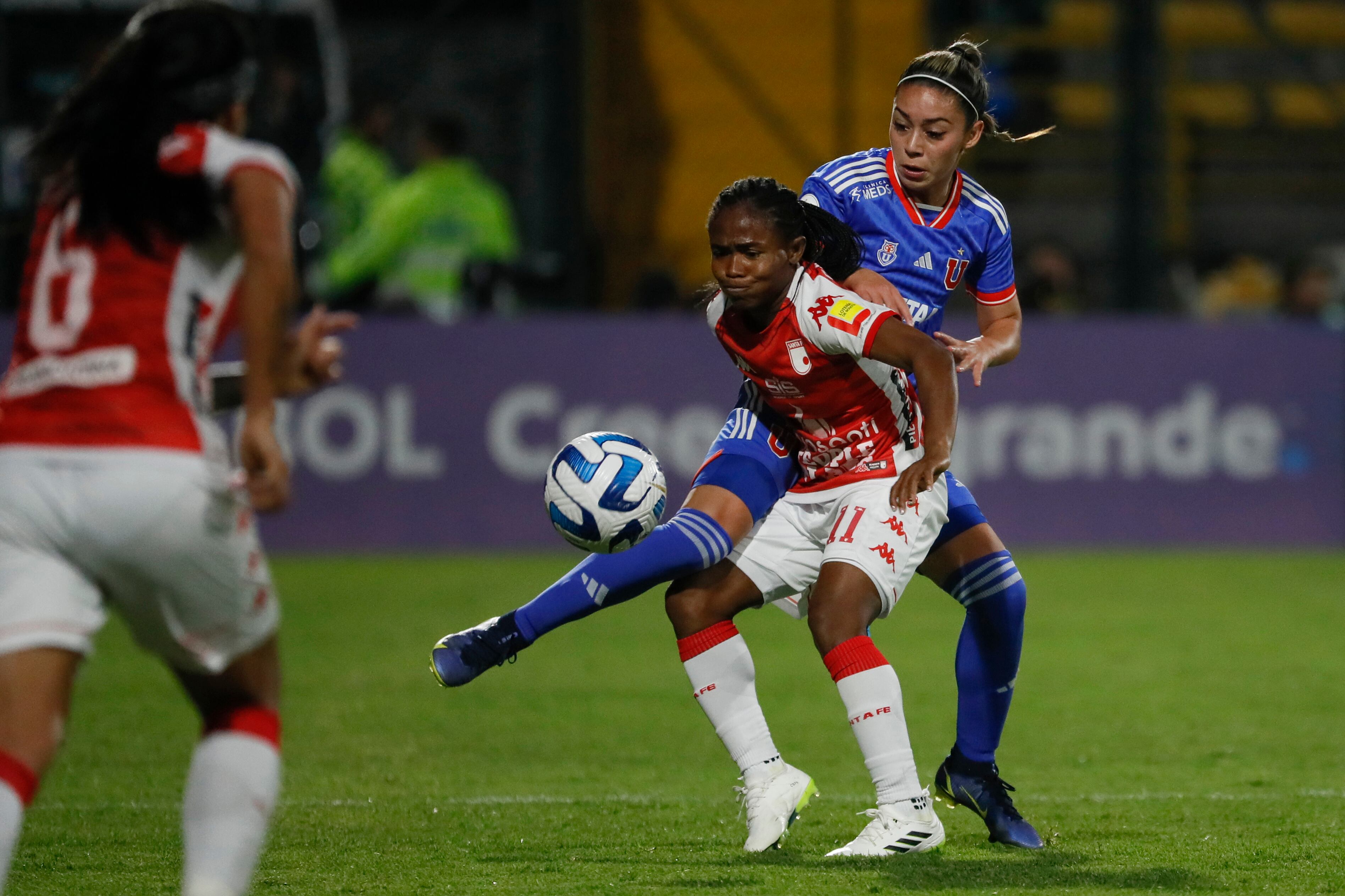 AMDEP287. BOGOTÁ (COLOMBIA), 11/10/2023.- Karen Fuentes (d) de Universidad de Chile disputa el balón con Heidy Mosquera de Santa Fe hoy, en un partido de la Copa Libertadores Femenina entre Club Universidad de Chile y Santa Fe en el estadio de Techo en Bogotá (Colombia). EFE/ Carlos Ortega