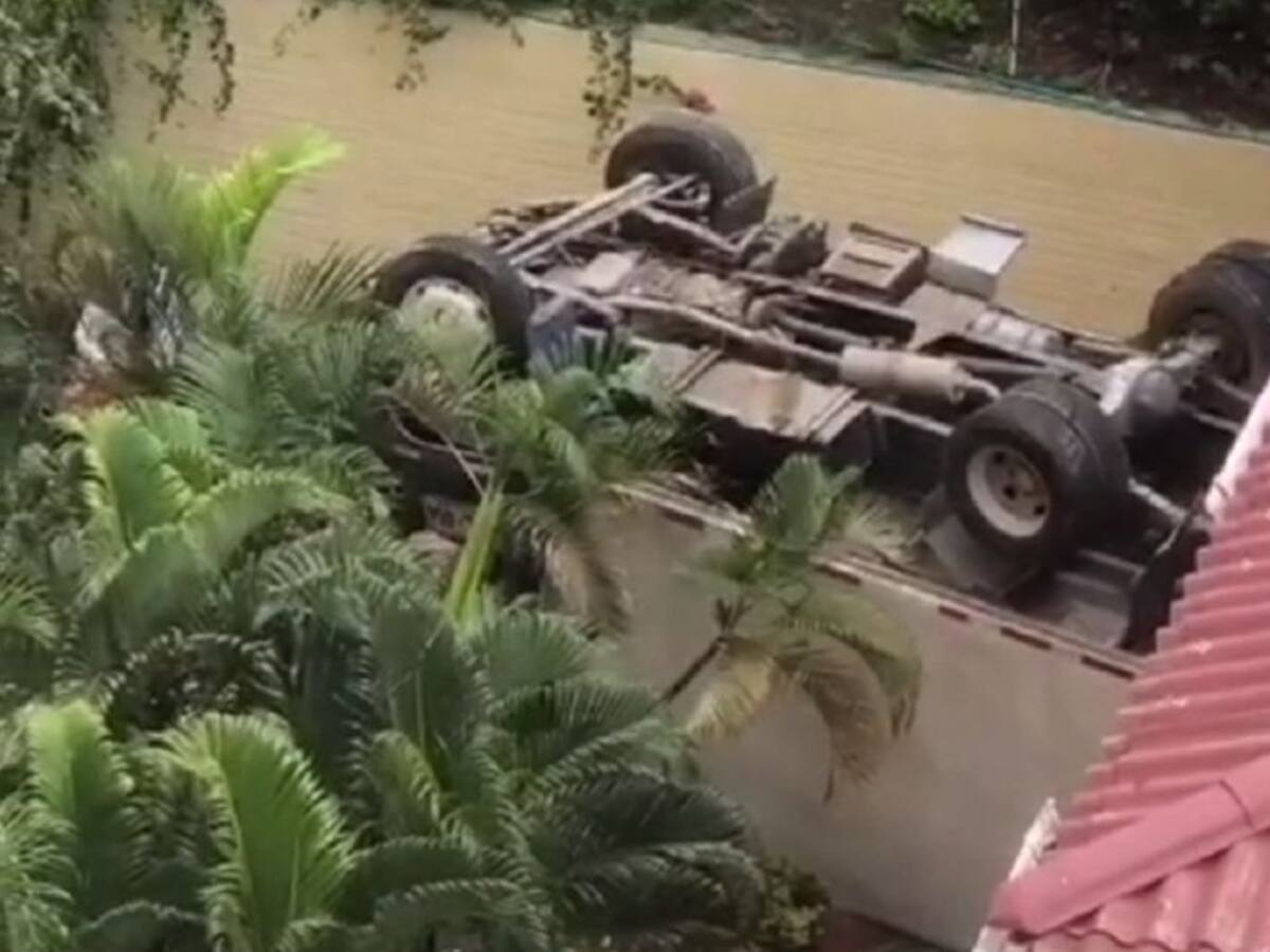 Furgón choca contra pared de conjunto residencial Parque 100