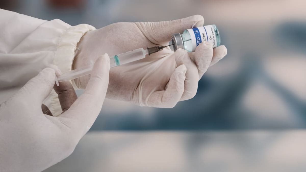 Reino Unido aprueba primera vacuna COVID capaz de hacer frente a ómicron