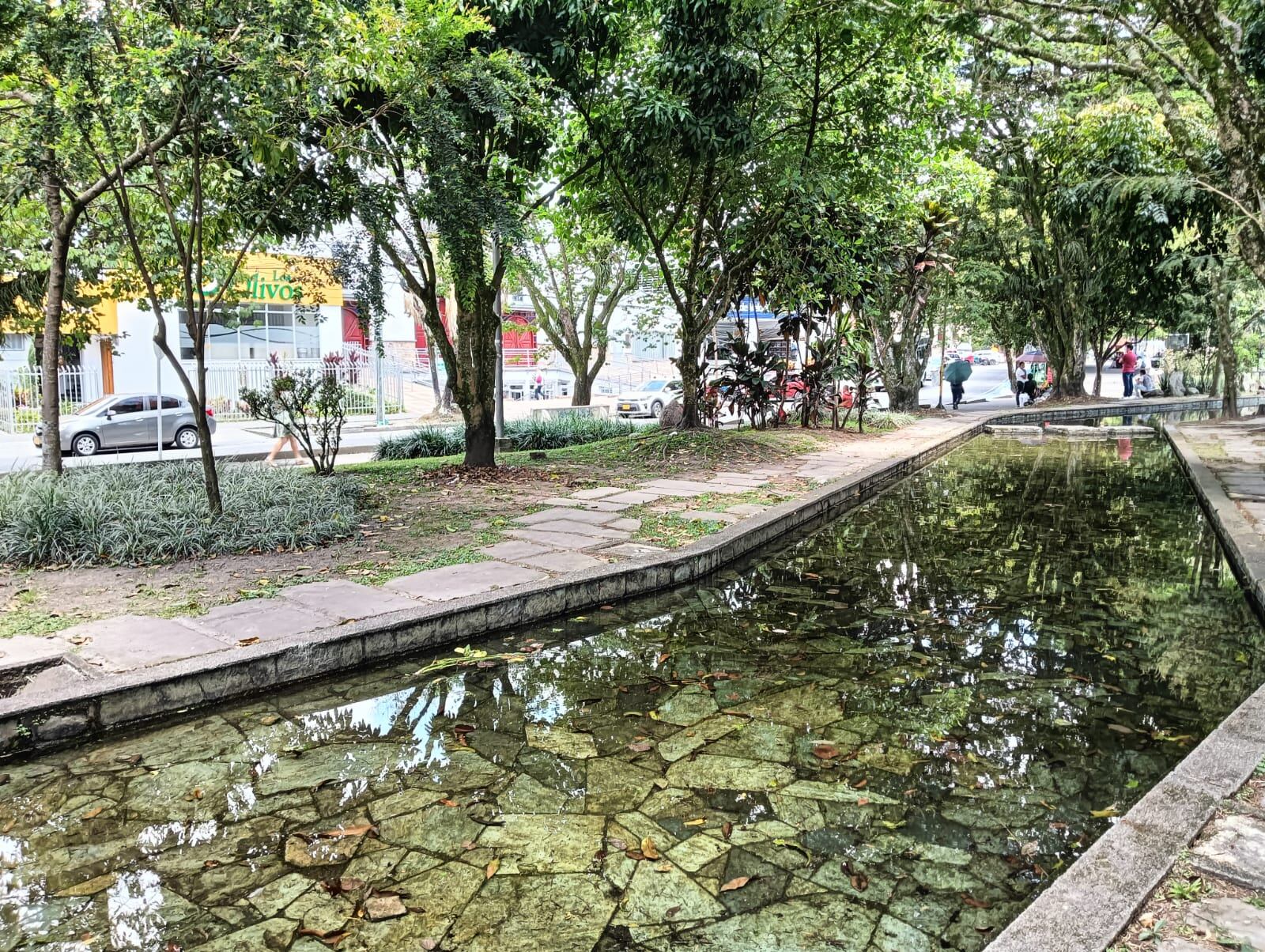 La fuente de agua del parque de Los Fundadores en Armenia.  nuevamente en operación. Foto: Adrián Trejos