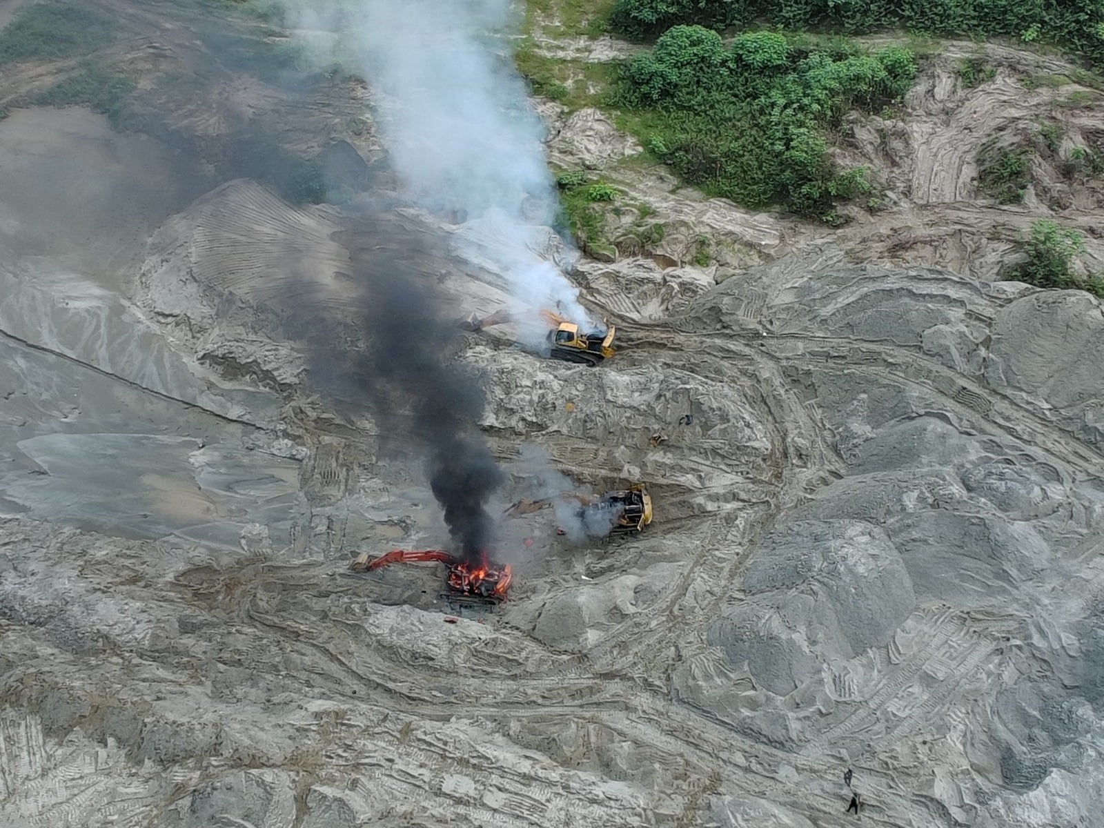Maquinaria de minería ilegal destruida en Nechí - foto Séptima División del Ejército