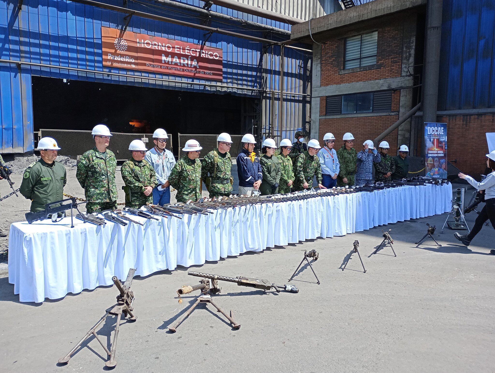 La transformación del acero en esperanza: Acerías Paz del Río funde 23,000 armas incautadas para convertirlas en materiales que construirán escuelas, hospitales y proyectos que promueven la paz y el desarrollo en Colombia.