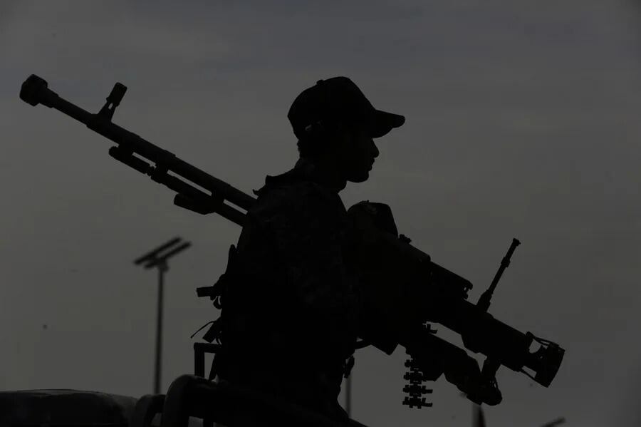 Al menos 35 militares muertos en Yemen en uno de los mayores ataques de hutíes desde 2022. Vista de un soldado hutí de Yemen, en una fotografía de archivo. EFE/Yahya Arhab