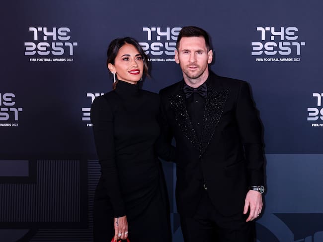 Antonela Roccuzzo junto con Lionel Messi en los Premios The Best. (Photo by Marcio Machado/Eurasia Sport Images/Getty Images)