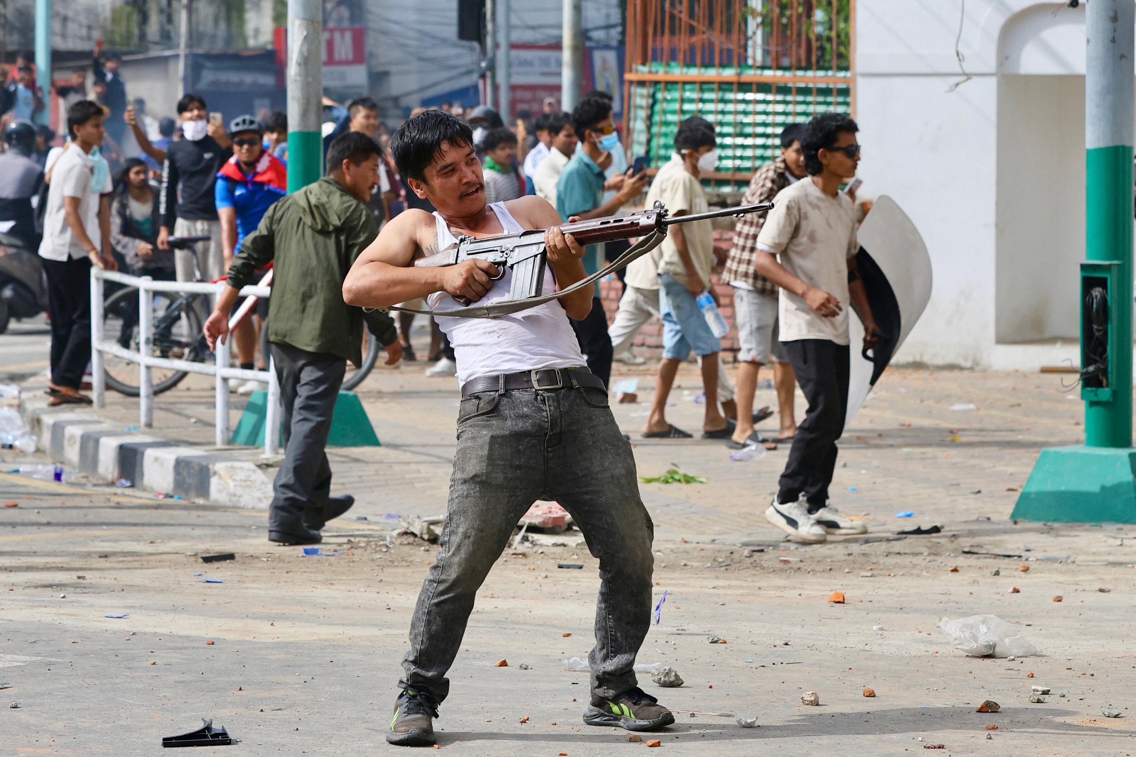 Manifestantes toman armas de la policía y los soldados en Nepal. 
(Foto:    PRABIN RANABHAT/AFP via Getty Images)