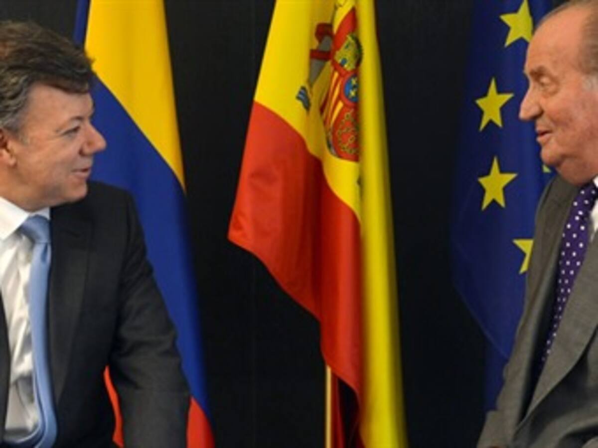 El rey Juan Carlos bromea sobre su salud con Santos