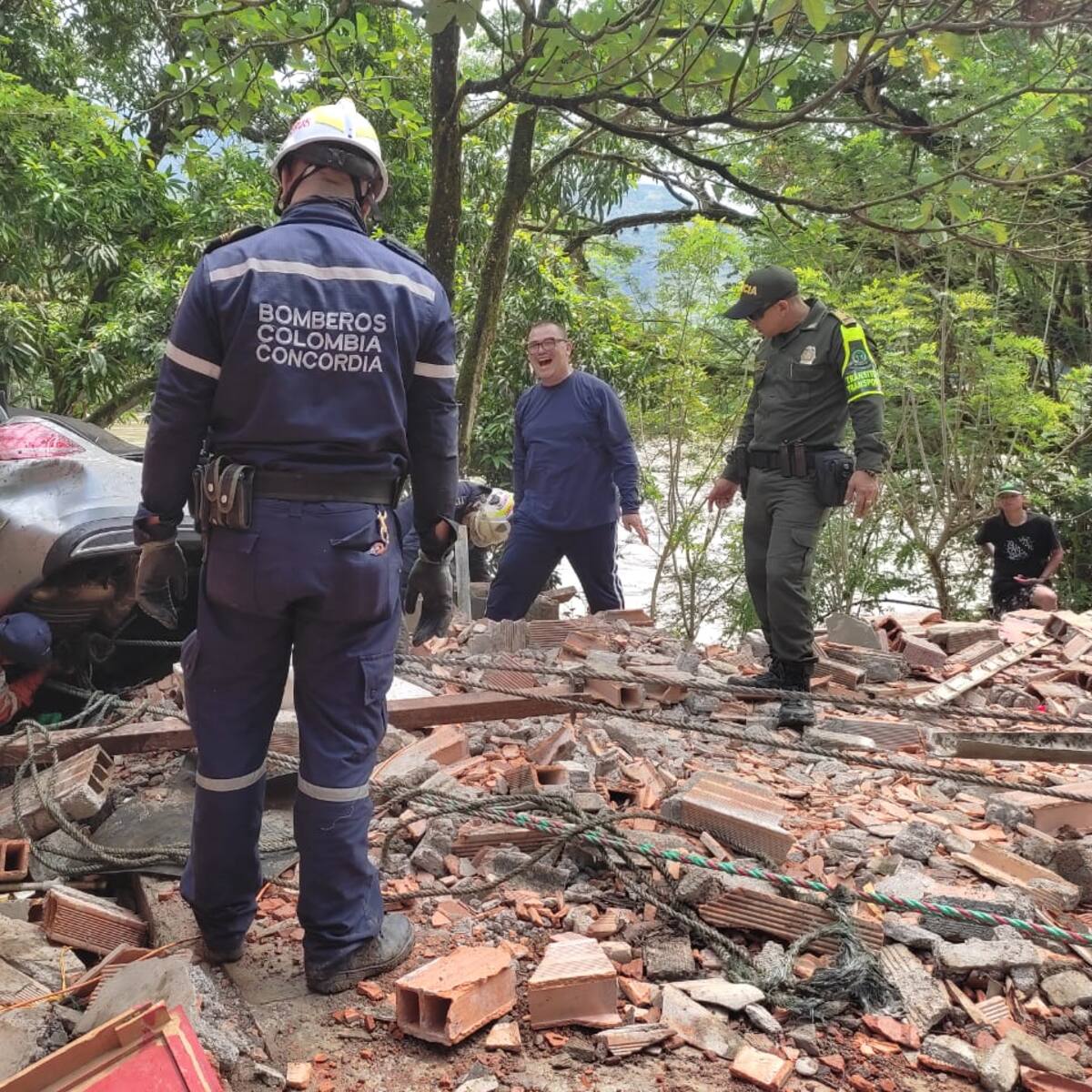 Una roca golpeó un carro, éste chocó dos casas y cayó al Cauca, una persona murió