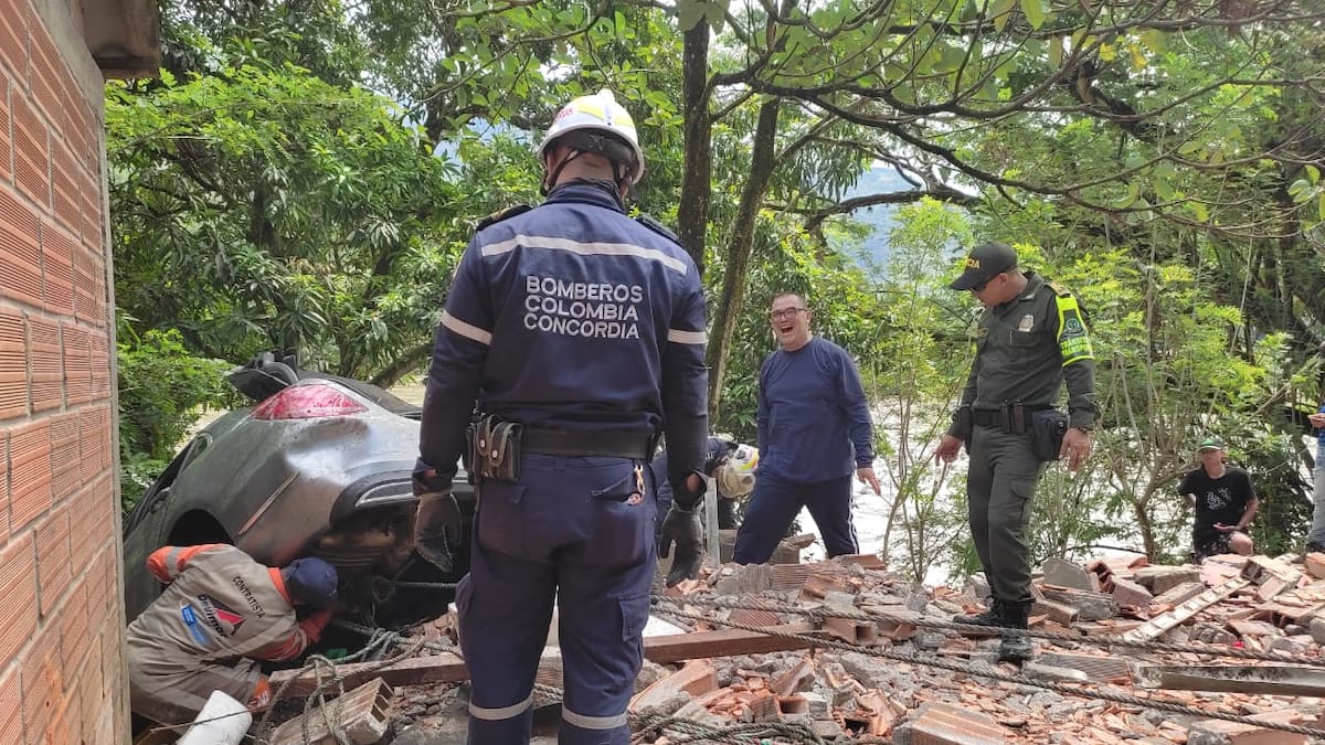 Una roca golpeó un carro, éste chocó dos casas y cayó al Cauca, una persona murió