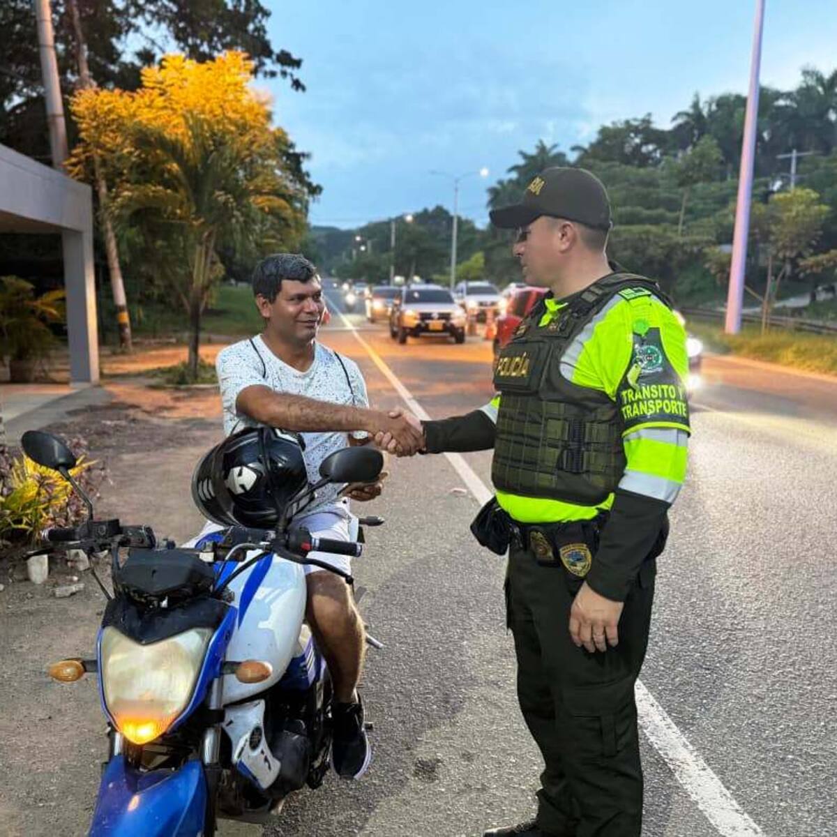 El ancla humana en la vía Turbaco -Cartagena