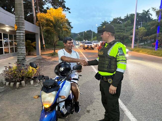 El ancla humana en la vía Turbaco-Cartagena