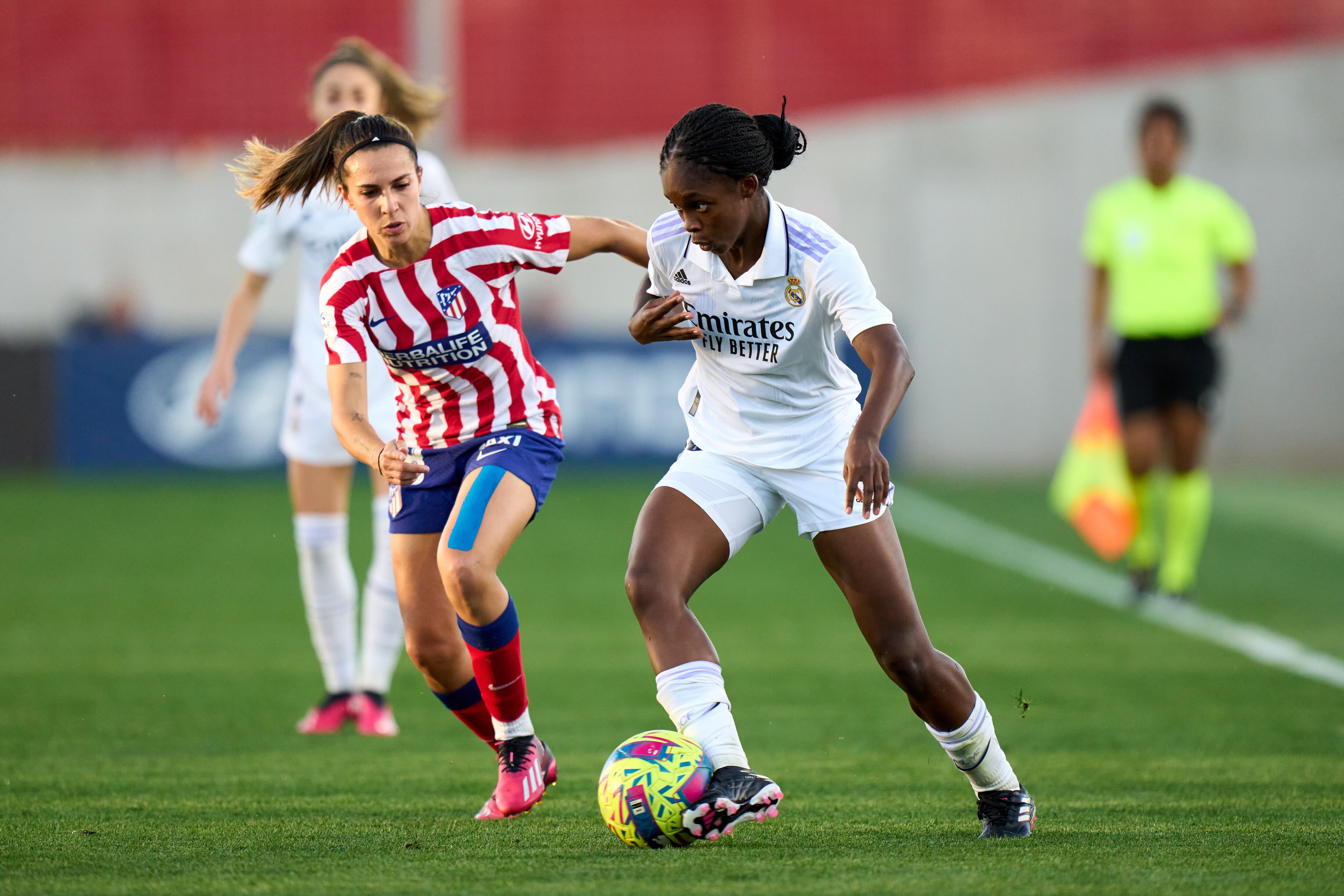 ALCALA DE HENARES, ESPAÑA - 12 DE MARZO: Linda Caicedo del Real Madrid es desafiada por Marta Cardona del Atlético de Madrid durante el partido de la Liga F entre el Atlético de Madrid y el Real Madrid en el Wanda Sport Center el 12 de marzo de 2023 en Alcalá de Henares, España . (Foto de Ángel Martínez/Getty Images)
