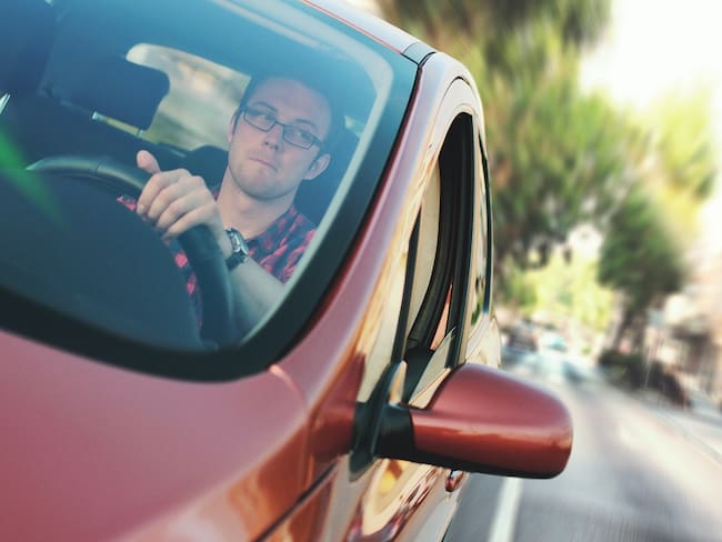 Aprenda a fijar de manera adecuada el espejo retrovisor de su carro