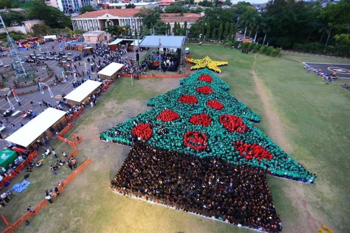 Árboles humanos, en los ríos y las ciudades más emblemáticas del mundo inundadas de luces y de la magia de la navidad. / Honduras conforma el Árbol Navideño Humano más grande del mundo.