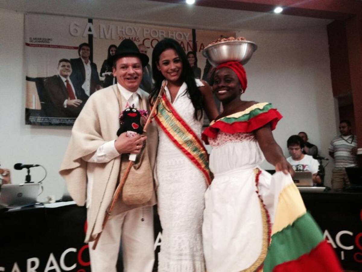 Darío Arizmendi y su equipo desde la heroica, mostrando lo mejor de la ciudad y sus gentes. Foto: Caracol Radio.