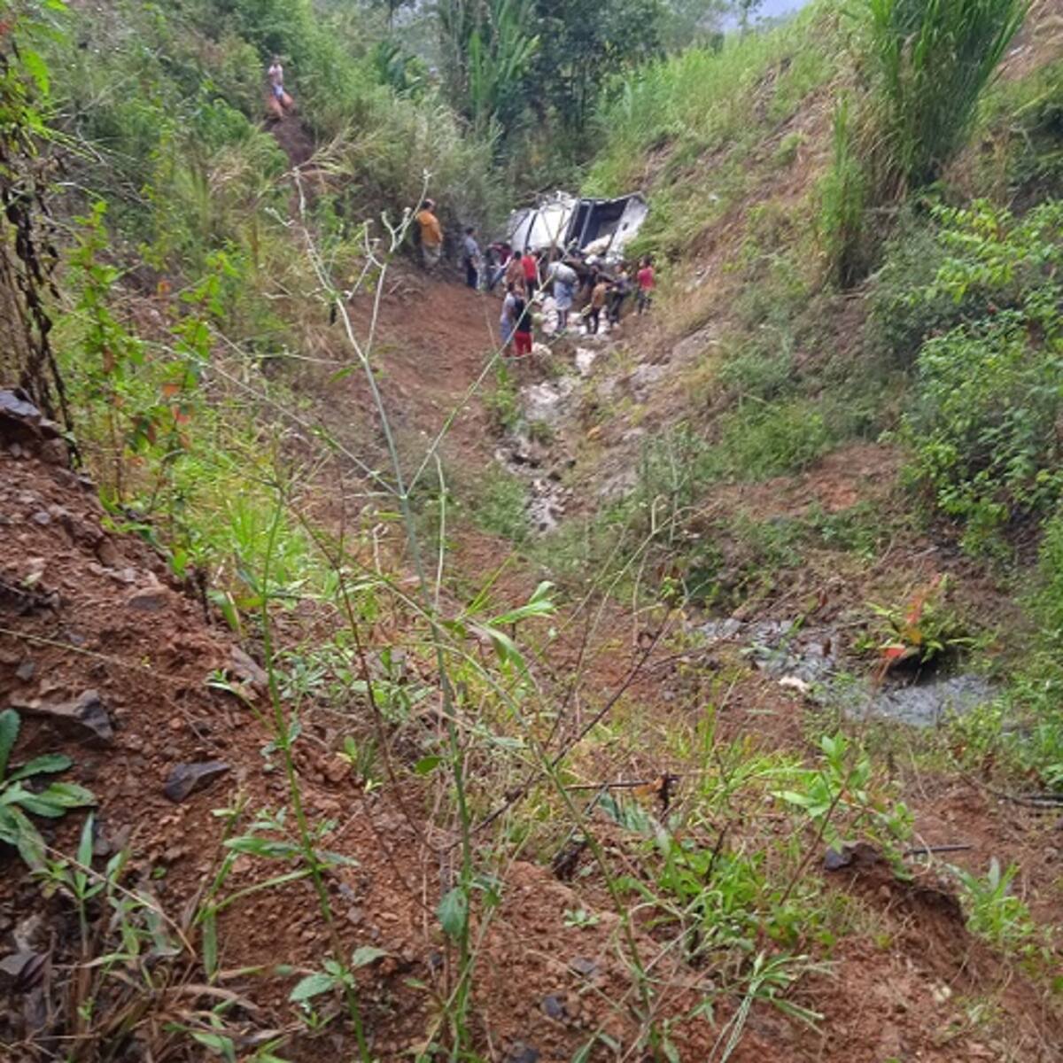 Un carro rodó unos 10 metros por un barranco en el municipio de Peque