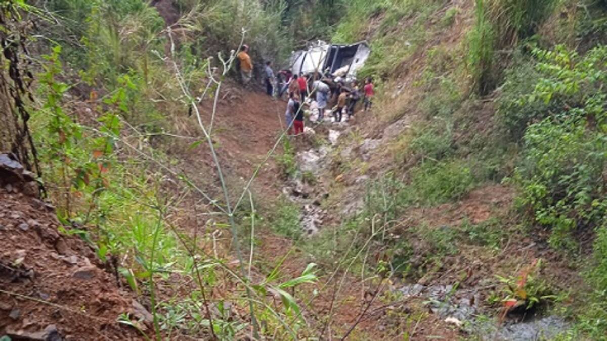 Un carro rodó unos 10 metros por un barranco en el municipio de Peque