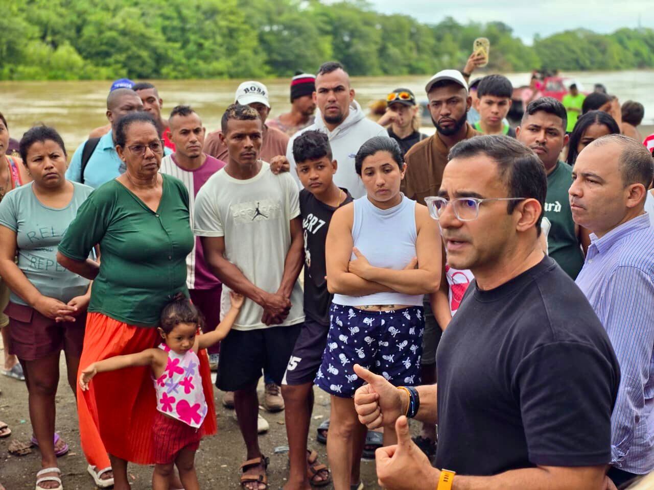 El alcalde de Montería, Hugo Kerguelén, atiende a los damnificados de la zona rural.