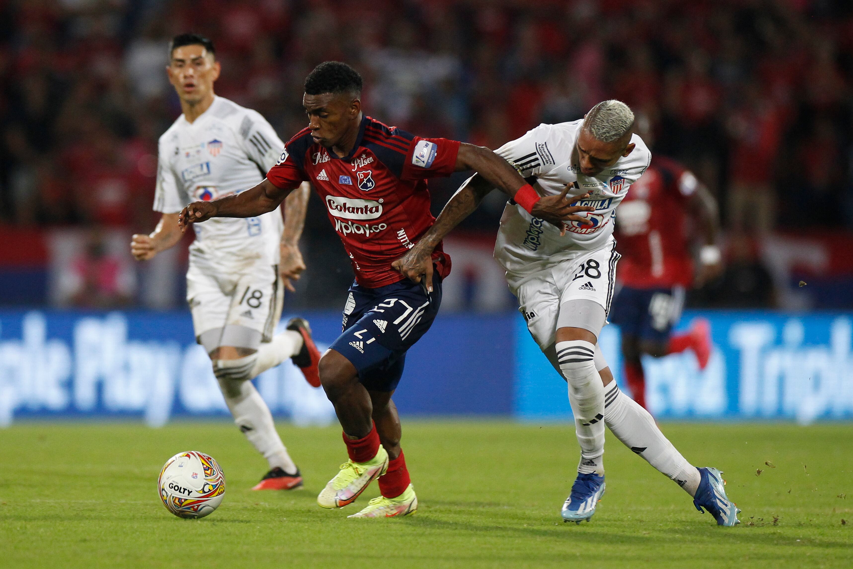 Brayan León (i) de Independiente Medellín disputa el balón con Jermein Zidane Peña de Junior hoy, en la final de la Primera División de Colombia entre Deportivo Independiente Medellín (DIM) y Junior en el estadio Atanasio Girardot en Medellín (Colombia). EFE/ Luis Eduardo Noriega Arboleda