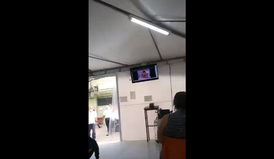 Se desconoce en que sitio sucedió este jocoso momento que divirtió a los asistentes del centro de vacunación.