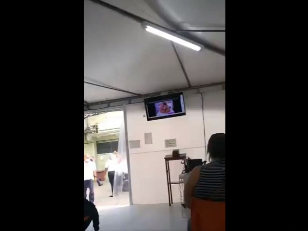 En plena sala de vacunación proyectaron una película para adultos