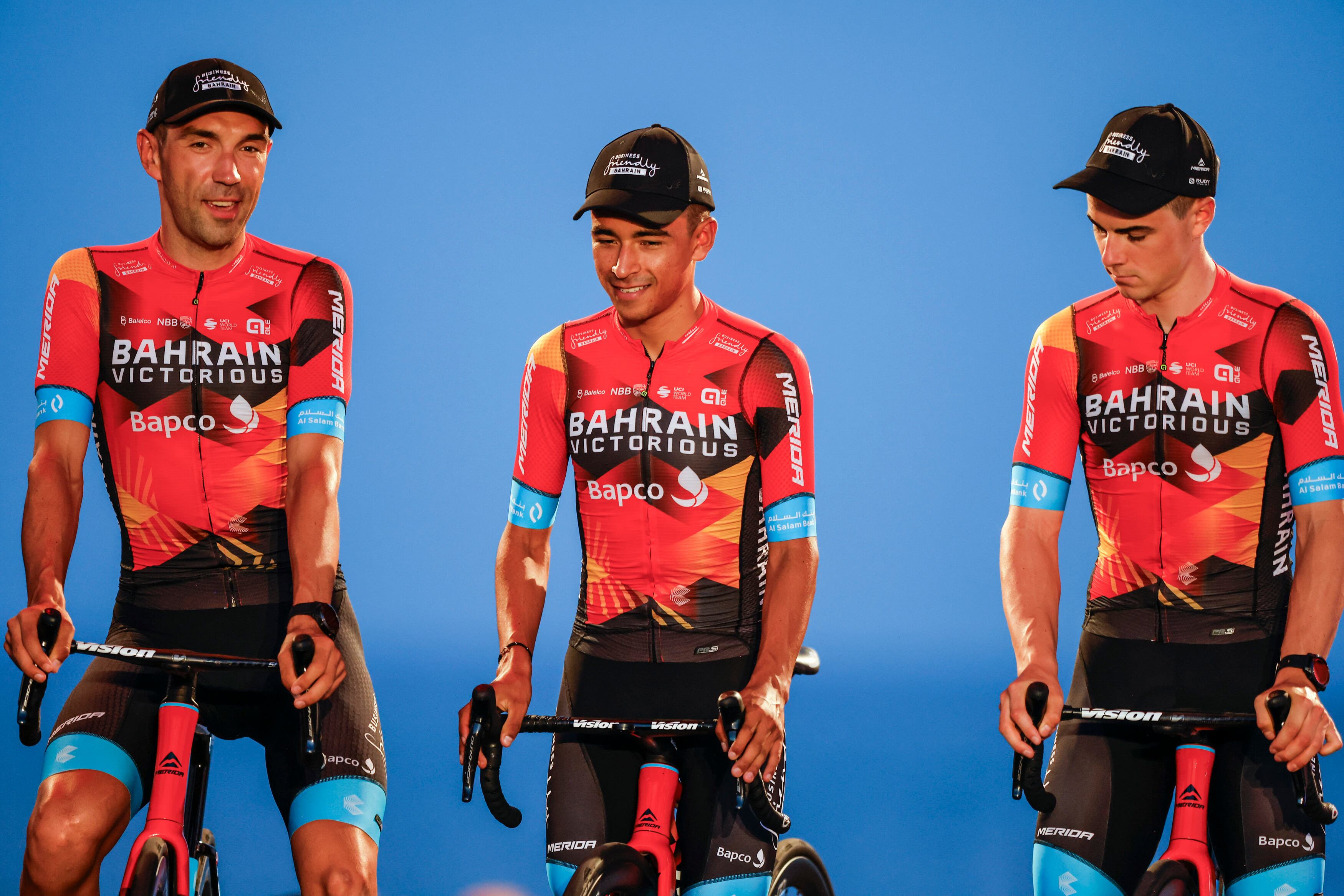 Santiago Buitrago (centro), pedalista del Bahrain Victorious. (Photo by Gongora/NurPhoto via Getty Images)