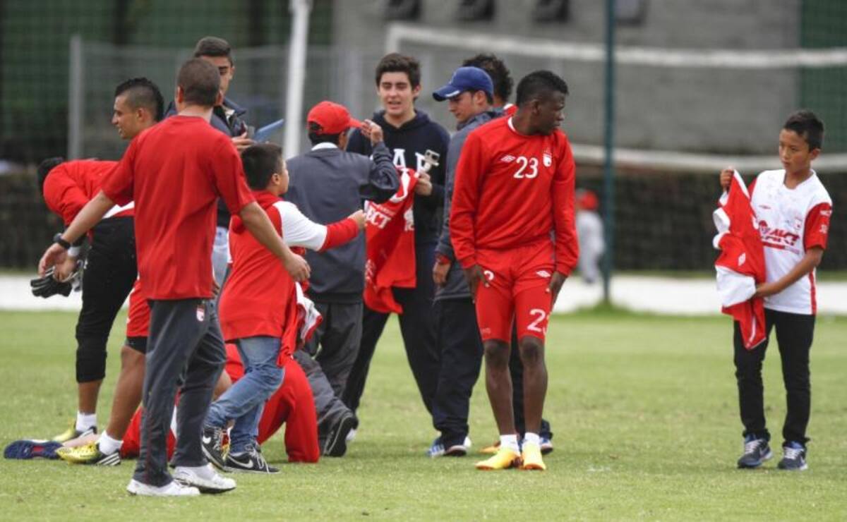 Los jugadores realizan trabajos pero comparten con los hinchas.