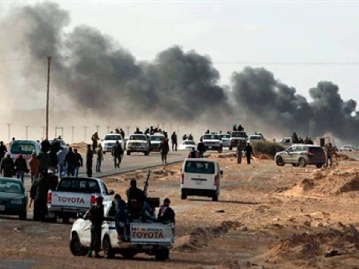 Aviones de guerra de Gadafi vuelven a bombardear aeropuerto cerca de Bengasi