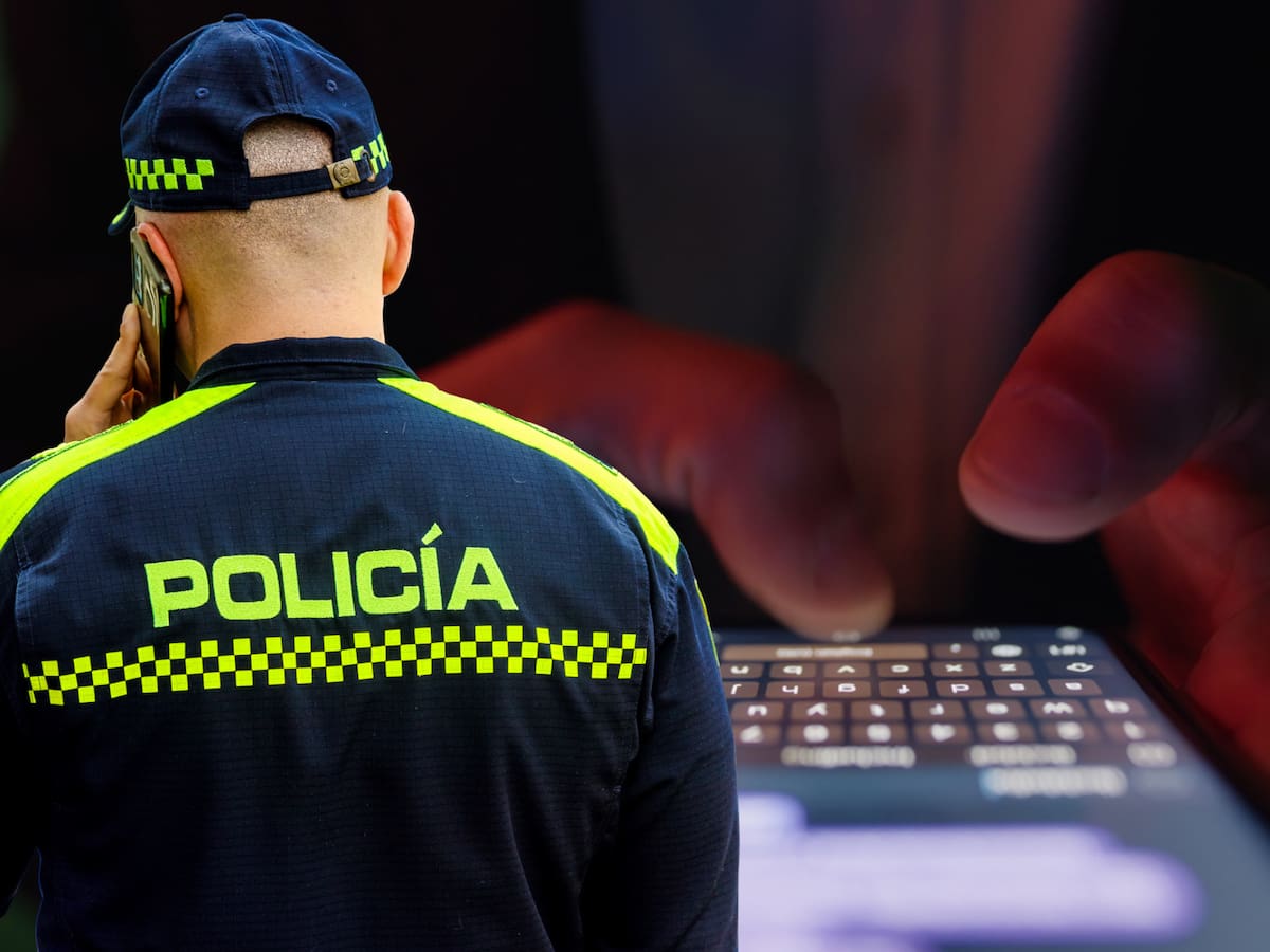 ¿Castigaron a un oficial de la Policía por encontrar chats sobre el Clan del Golfo y campaña Petro?