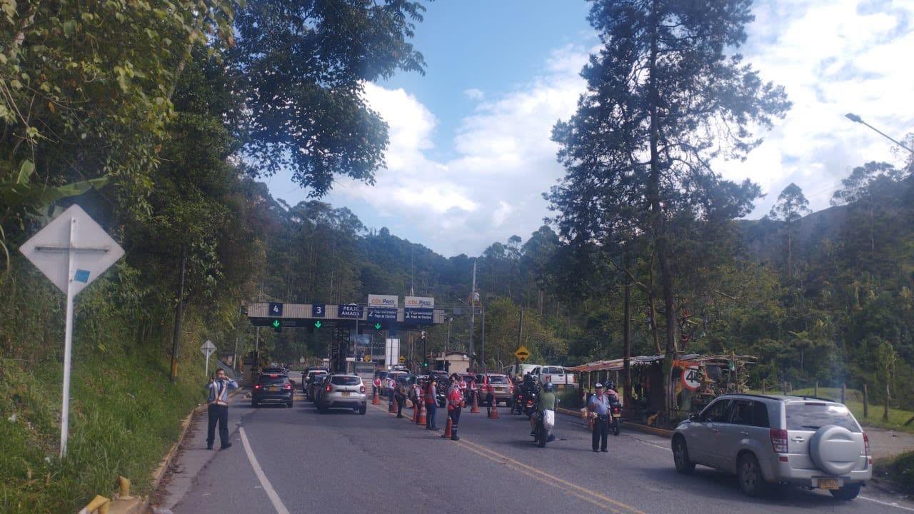 Represamiento de vehículos en el peaje de Amagá, Antioquia. Foto: ANI.