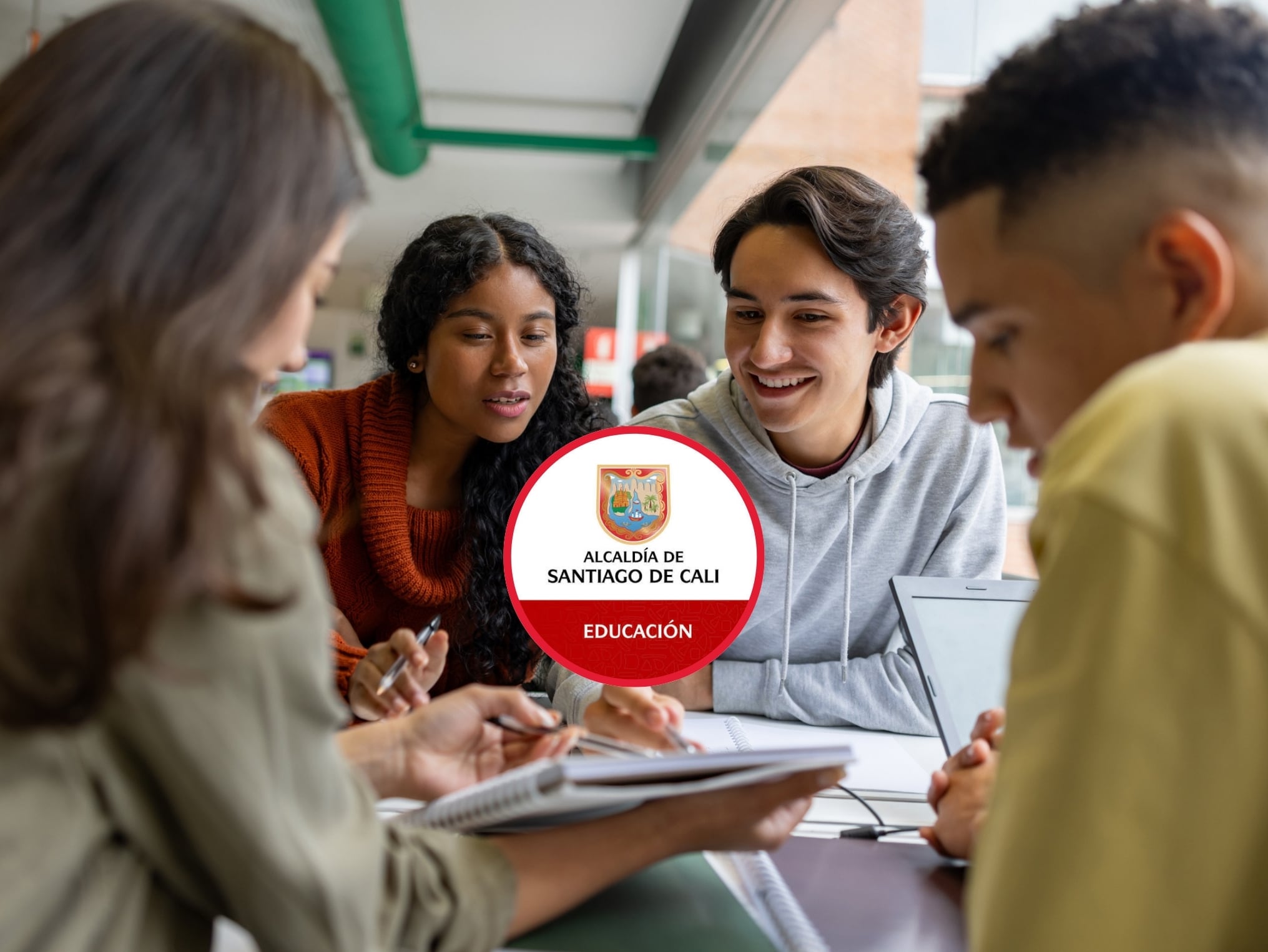 De fondo: Jóvenes universitarios reunidos para estudiar (crédito: Getty Images)