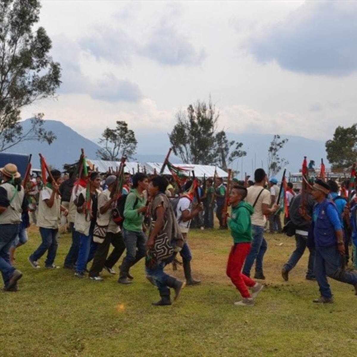 Corte pide a MinInterior mediar en conflicto de tierras entre indígenas y docentes en Cauca