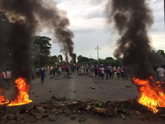 Manifestantes chocoanos bloquean la vía Medellín Urabá