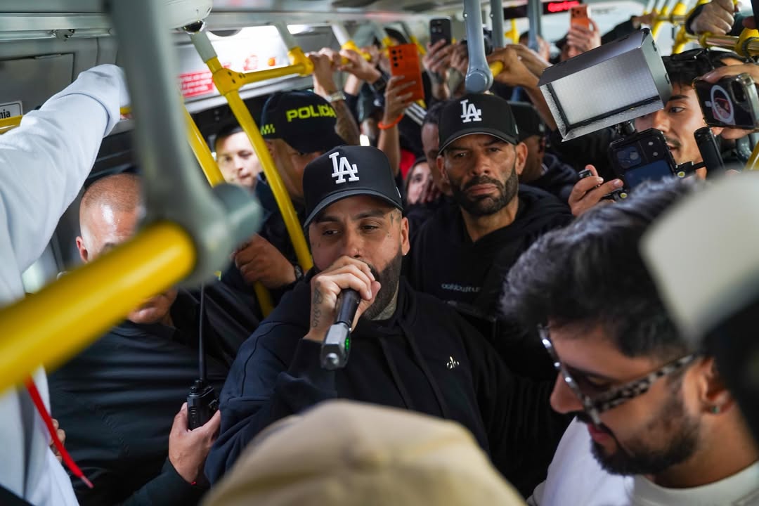 Nicky Jam se subió a TransMilenio. Foto: TransMilenio.