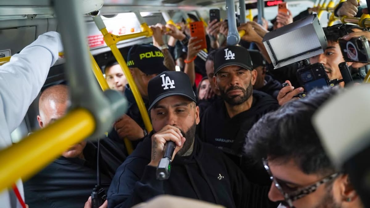 Nicky Jam se subió a TransMilenio: así fue el inesperado momento que vivieron los bogotanos